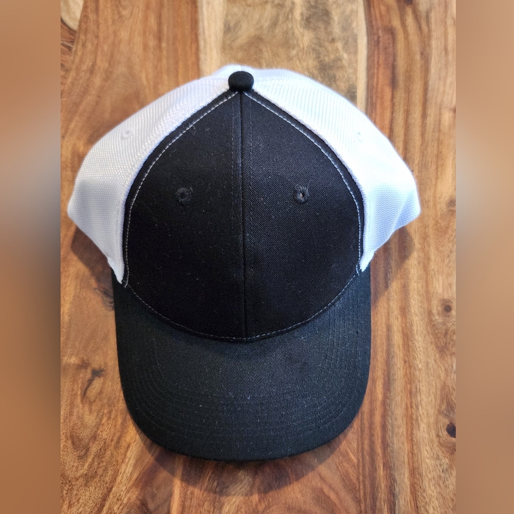 Fahrenheit Classic Black and White Cap NWOT